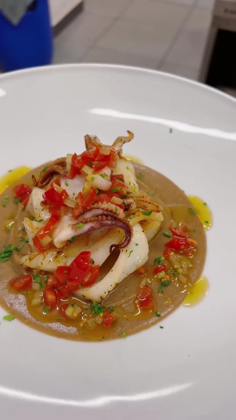 Calamari scottati su vellutata di patate, con pomodorini e prezzemolo